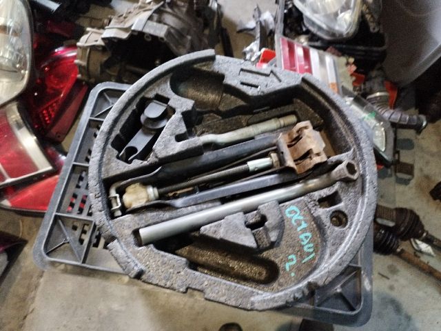 bontott SKODA OCTAVIA II Pótkerék Szerszámtartó