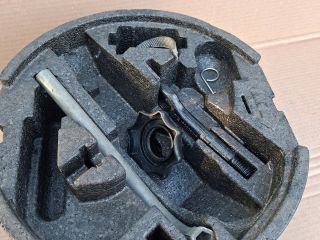 bontott SKODA OCTAVIA II Pótkerék Szerszámtartó