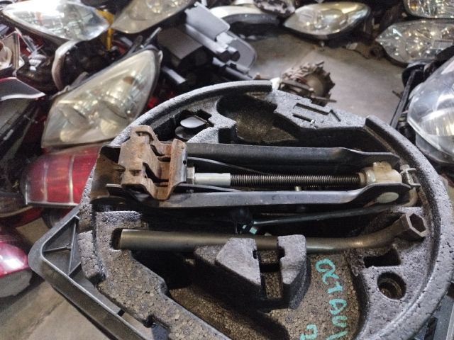 bontott SKODA OCTAVIA II Pótkerék Szerszámtartó