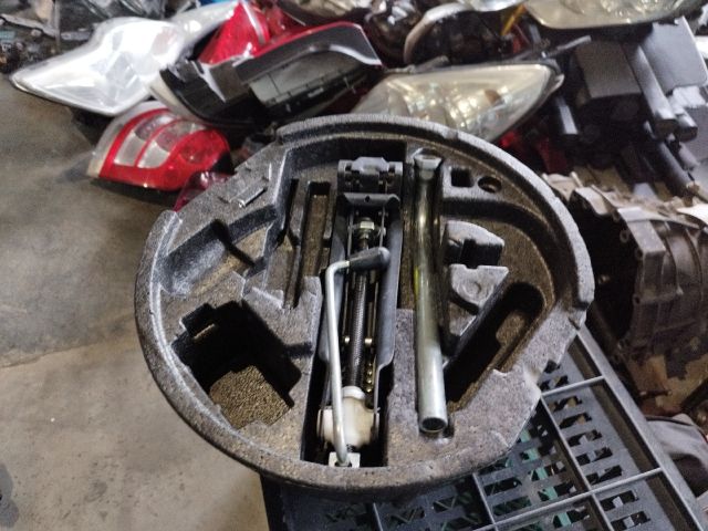 bontott SKODA OCTAVIA II Pótkerék Szerszámtartó