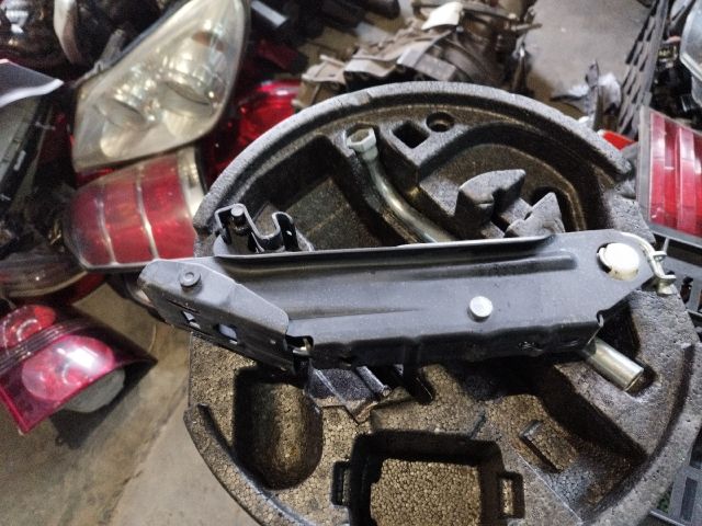 bontott SKODA OCTAVIA II Pótkerék Szerszámtartó