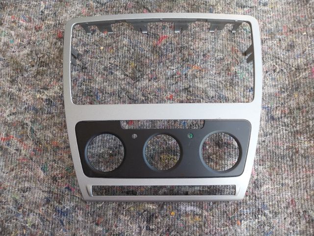 bontott SKODA OCTAVIA II Rádió / CD Keret