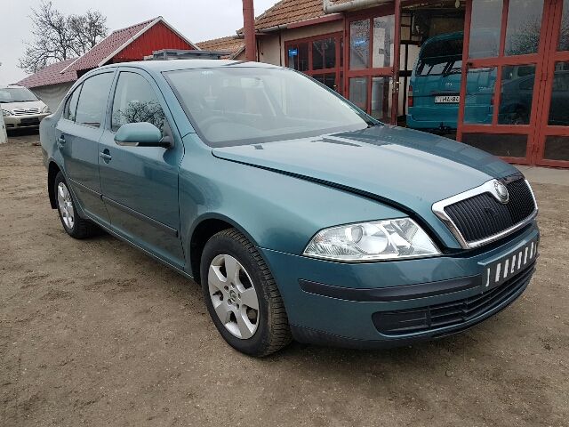 bontott SKODA OCTAVIA II Rádió / CD