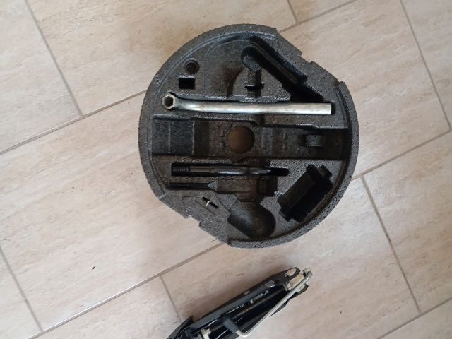 bontott SKODA OCTAVIA II Szerszámkészlet