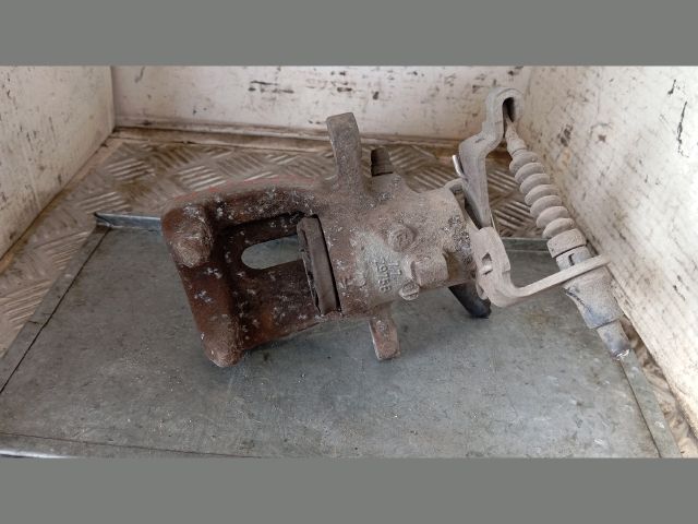 bontott SKODA OCTAVIA III Bal hátsó Féknyereg Munkahengerrel