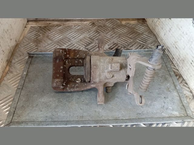 bontott SKODA OCTAVIA III Jobb hátsó Féknyereg Munkahengerrel