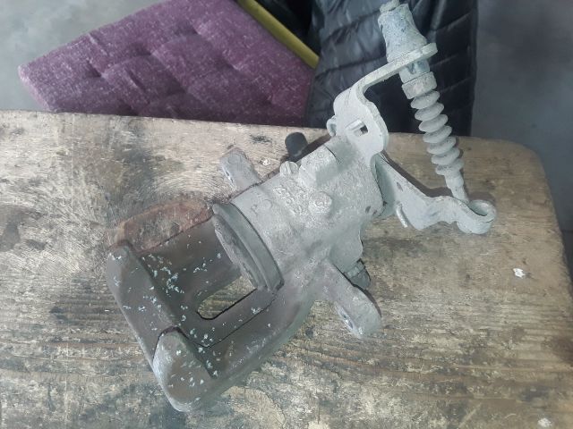 bontott SKODA OCTAVIA III Jobb hátsó Féknyereg Munkahengerrel