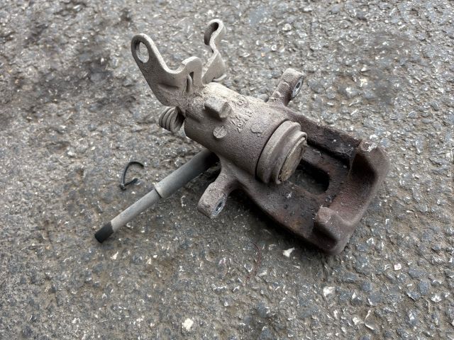 bontott SKODA OCTAVIA III Jobb hátsó Féknyereg Munkahengerrel