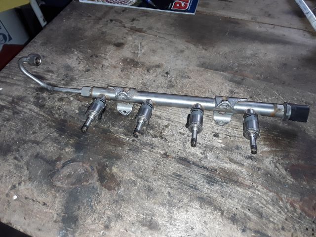 bontott SKODA OCTAVIA III Porlasztó Sor / Híd