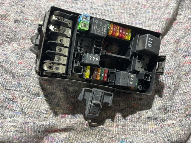 bontott SKODA OCTAVIA III Biztosítéktábla Motortér