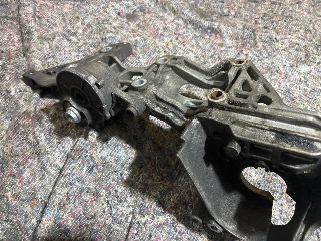 bontott SKODA OCTAVIA III Generátor Tartó Bak