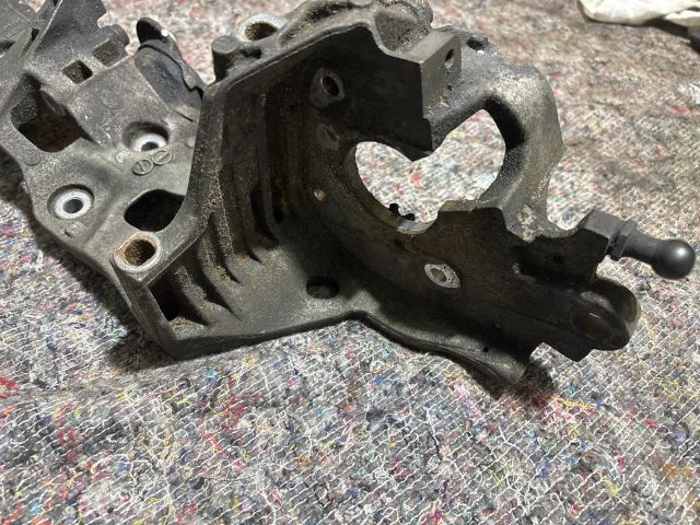 bontott SKODA OCTAVIA III Generátor Tartó Bak