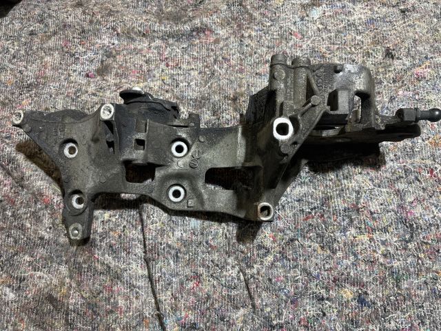 bontott SKODA OCTAVIA III Generátor Tartó Bak