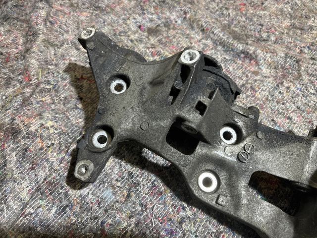 bontott SKODA OCTAVIA III Generátor Tartó Bak