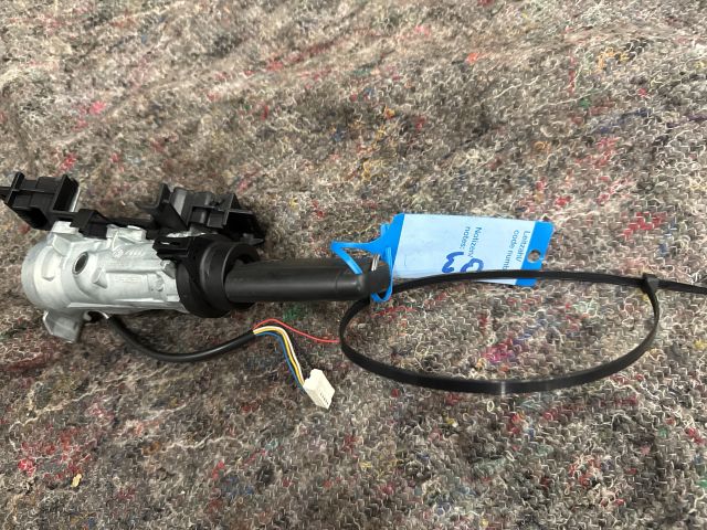 bontott SKODA OCTAVIA III Gyújtáskapcsoló Házzal