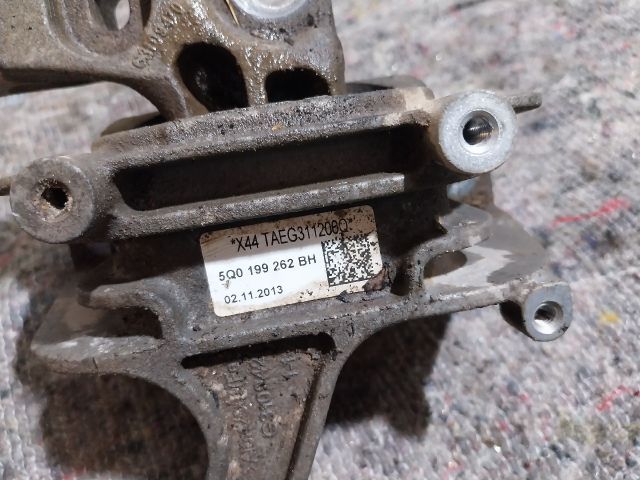 bontott SKODA OCTAVIA III Motor Tartó Bak (Fém)