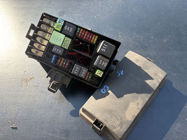 bontott SKODA OCTAVIA III Biztosítéktábla Motortér