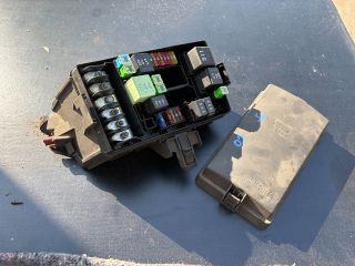 bontott SKODA OCTAVIA III Biztosítéktábla Motortér