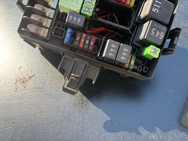 bontott SKODA OCTAVIA III Biztosítéktábla Motortér