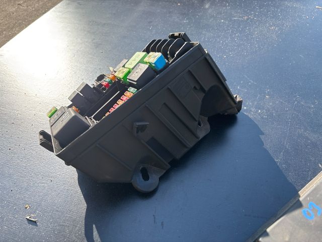 bontott SKODA OCTAVIA III Biztosítéktábla Motortér