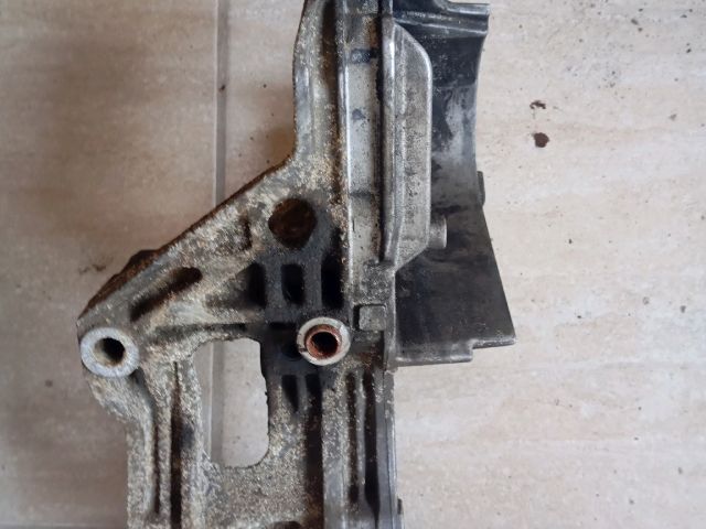 bontott SKODA OCTAVIA III Generátor Tartó Bak