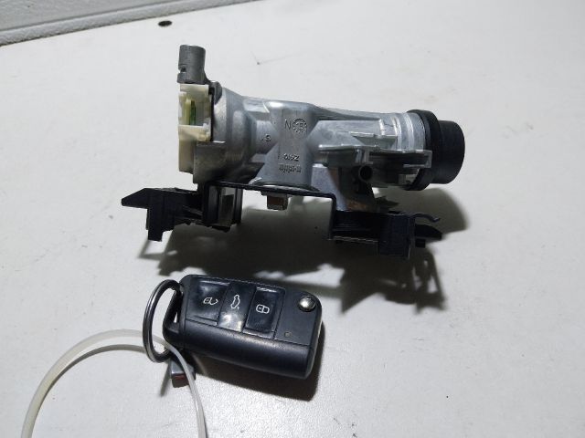 bontott SKODA OCTAVIA III Gyújtáskapcsoló Házzal