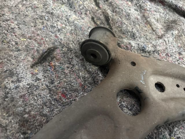 bontott SKODA OCTAVIA III Jobb első Lengőkar