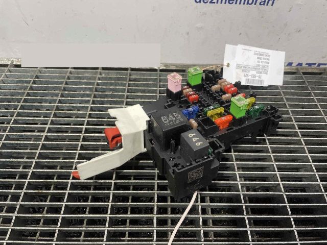 bontott SKODA OCTAVIA III Biztosítéktábla Motortér