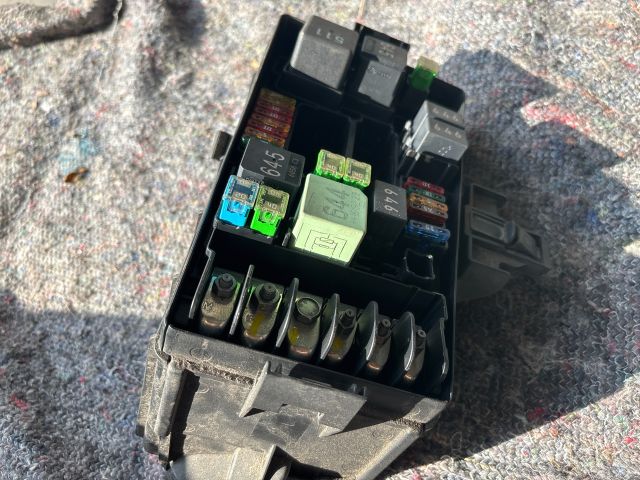 bontott SKODA OCTAVIA III Biztosítéktábla Motortér