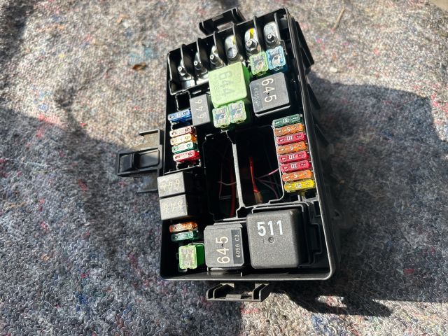 bontott SKODA OCTAVIA III Biztosítéktábla Motortér