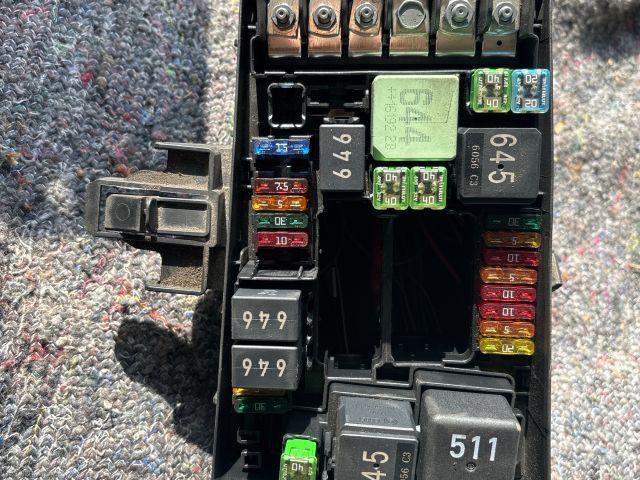 bontott SKODA OCTAVIA III Biztosítéktábla Motortér