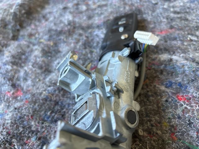 bontott SKODA OCTAVIA III Gyújtáskapcsoló Házzal