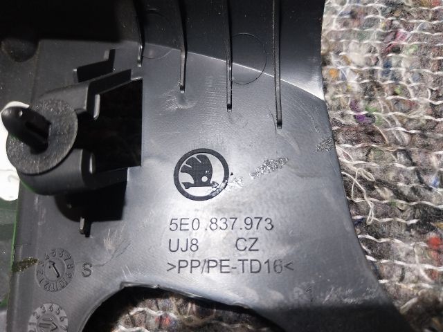 bontott SKODA OCTAVIA III Bal A Oszlop Hangszóró Burkolat