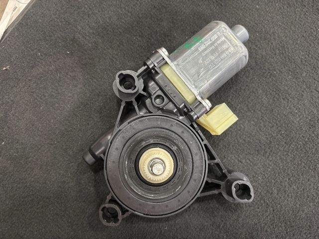 bontott SKODA OCTAVIA III Bal első Ablakemelő Motor