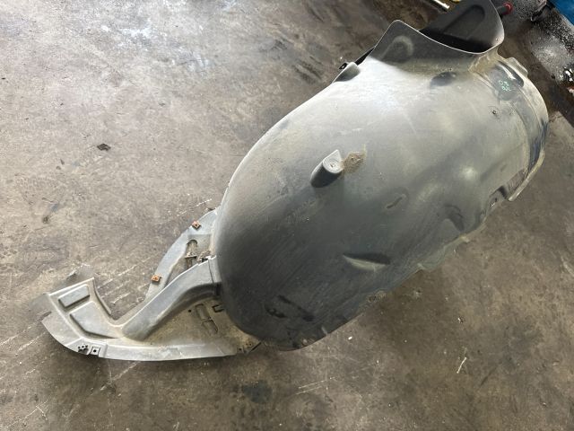 bontott SKODA OCTAVIA III Bal első Dobbetét (Kerékjárati, Műanyag)