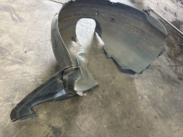 bontott SKODA OCTAVIA III Bal első Dobbetét (Kerékjárati, Műanyag)