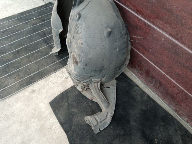 bontott SKODA OCTAVIA III Bal első Első Dobbetét (Kerékjárati, Műanyag)