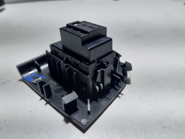 bontott SKODA OCTAVIA III Bal hátsó Ablakemelő Kapcsoló