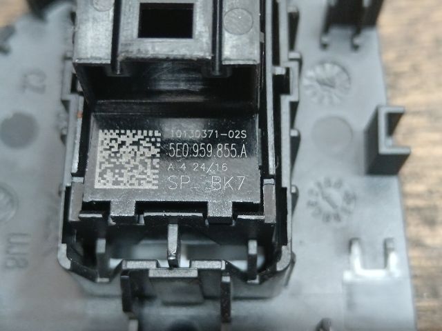 bontott SKODA OCTAVIA III Bal hátsó Ablakemelő Kapcsoló