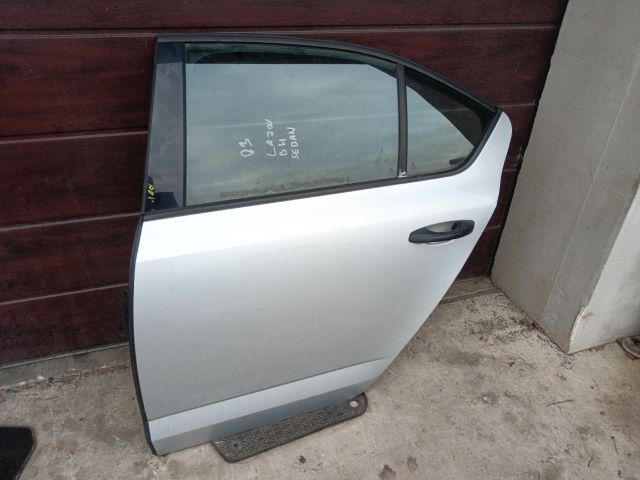 bontott SKODA OCTAVIA III Bal hátsó Ajtó (Részeivel)