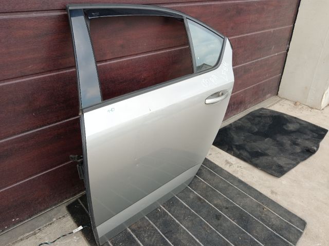 bontott SKODA OCTAVIA III Bal hátsó Ajtó (Részeivel)