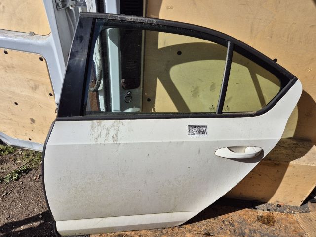 bontott SKODA OCTAVIA III Bal hátsó Ajtó (Részeivel)