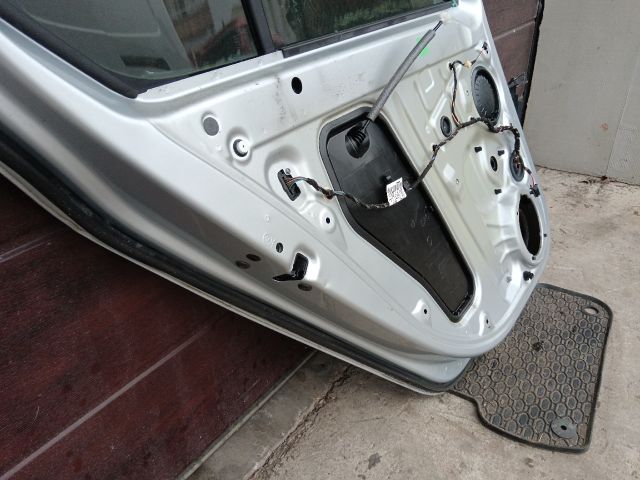 bontott SKODA OCTAVIA III Bal hátsó Ajtó (Részeivel)