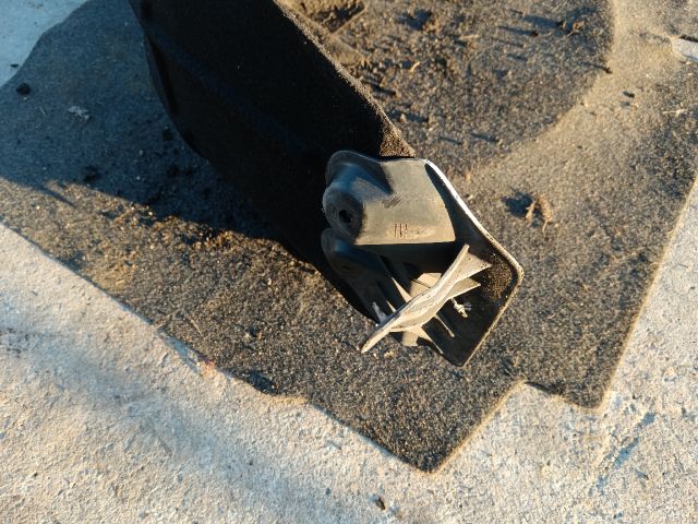 bontott SKODA OCTAVIA III Bal hátsó Dobbetét (Kerékjárati, Műanyag)