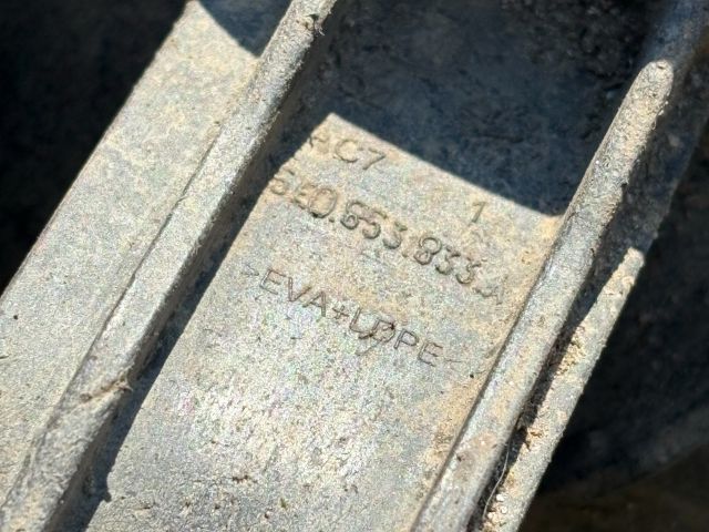 bontott SKODA OCTAVIA III Bal hátsó Dobbetét (Kerékjárati, Műanyag)