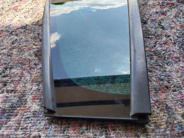 bontott SKODA OCTAVIA III Bal hátsó Fixüveg (Ajtóban)