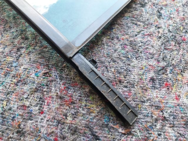 bontott SKODA OCTAVIA III Bal hátsó Fixüveg (Ajtóban)