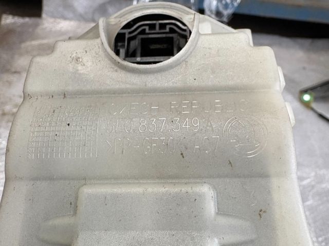 bontott SKODA OCTAVIA III Bal hátsó Külső Kilincs