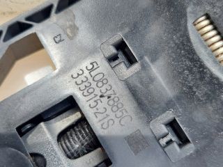 bontott SKODA OCTAVIA III Bal hátsó Külső Kilincsfészek