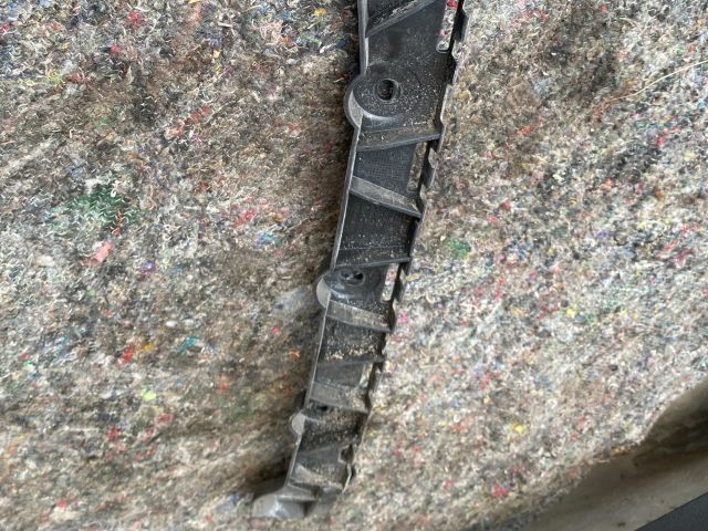 bontott SKODA OCTAVIA III Bal hátsó Lökhárító Tartó (Műanyag)